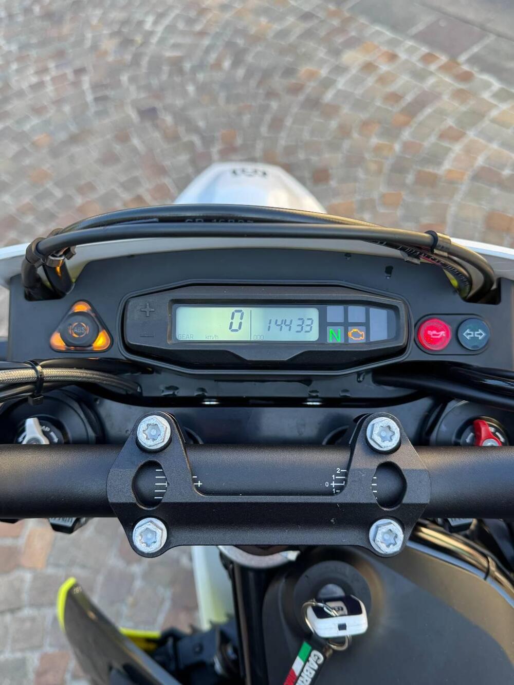 Husqvarna 701 Supermoto (2023 - 25) (3)