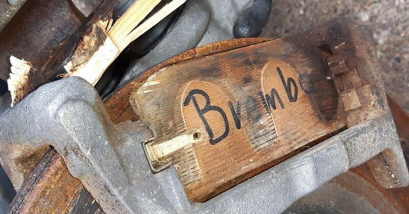 Compra una Mercedes GLE 400 da oltre 100mila euro, ma scopre che i freni sono di legno