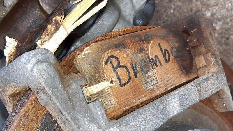 Compra una Mercedes GLE 400 da oltre 100mila euro, ma scopre che i freni sono di legno