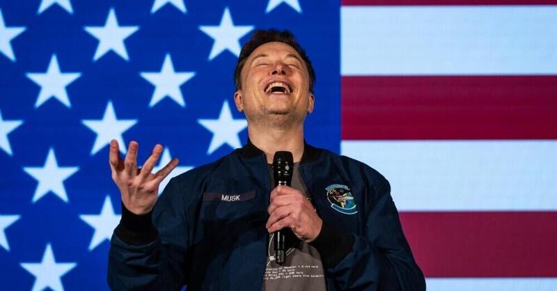 Elon Musk rilancia: &ldquo;Tra uno o due mesi si potr&agrave; usare WhatsApp alla guida con Tesla&rdquo;