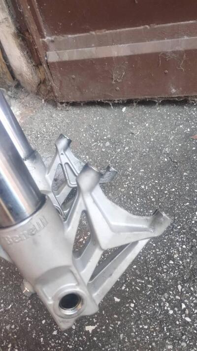 Gruppo Forcelle complete di trapezio e piastra sup Benelli