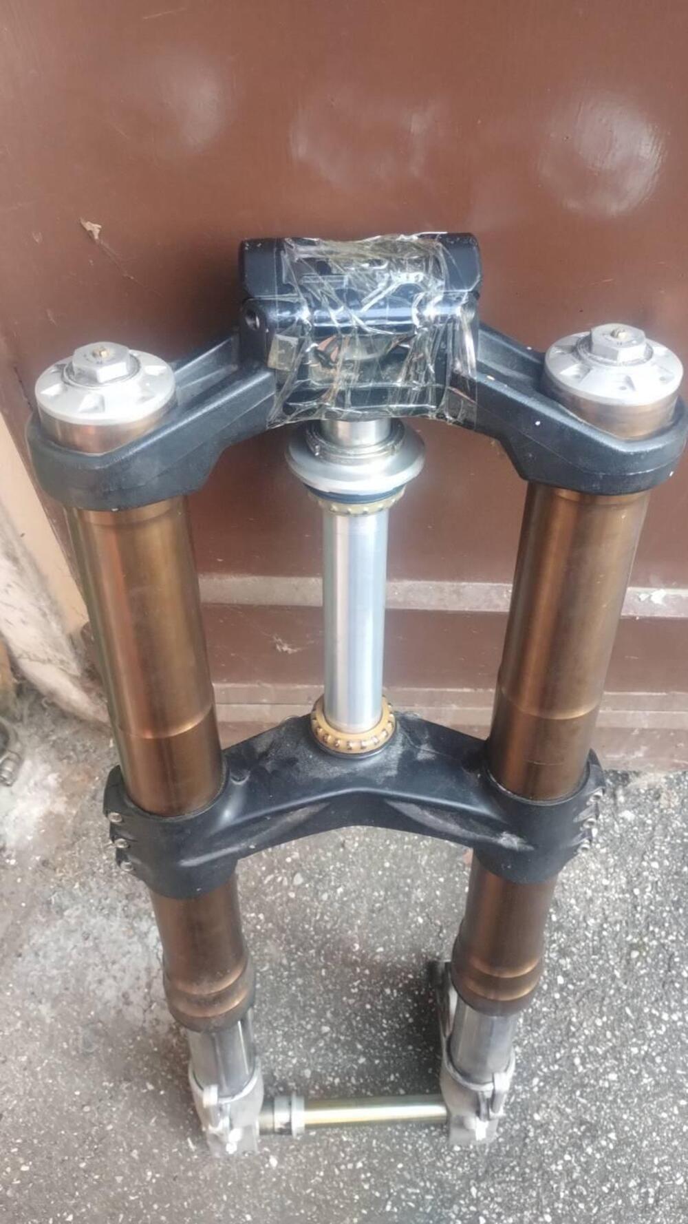 Gruppo Forcelle complete di trapezio e piastra sup Benelli (3)