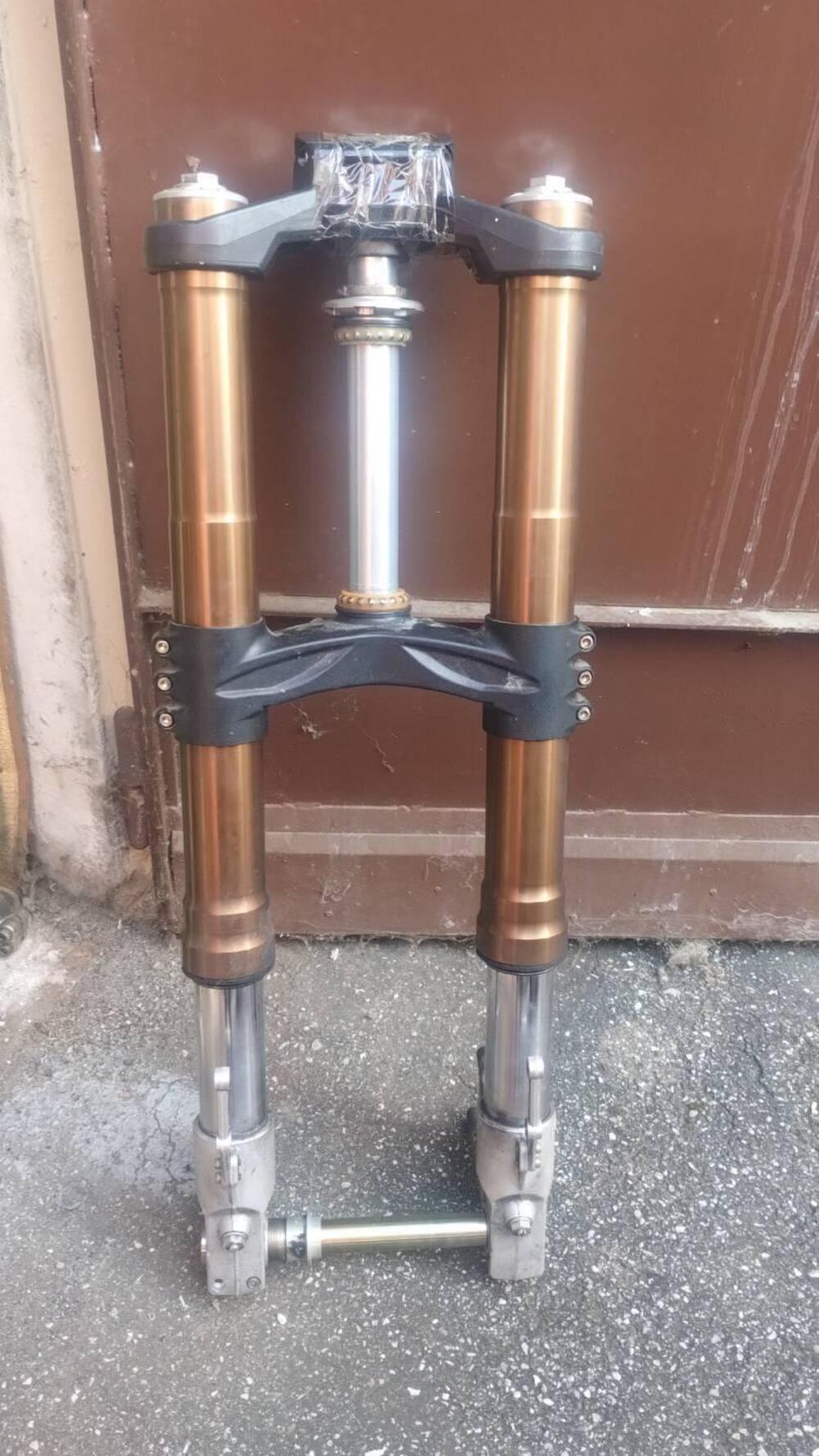 Gruppo Forcelle complete di trapezio e piastra sup Benelli (4)