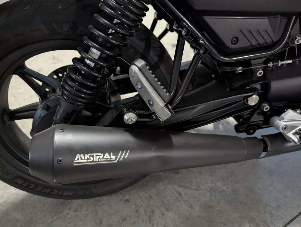 Moto Guzzi V7 Stone (2021 - 24) (3)