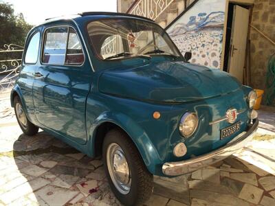 Fiat 500 d&#039;epoca del 1970 a Pozzuoli
