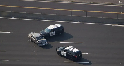 &ldquo;Vuoi salire?&rdquo;: una donna aiuta un poliziotto a inseguire i ladri e diventa un&rsquo;eroina