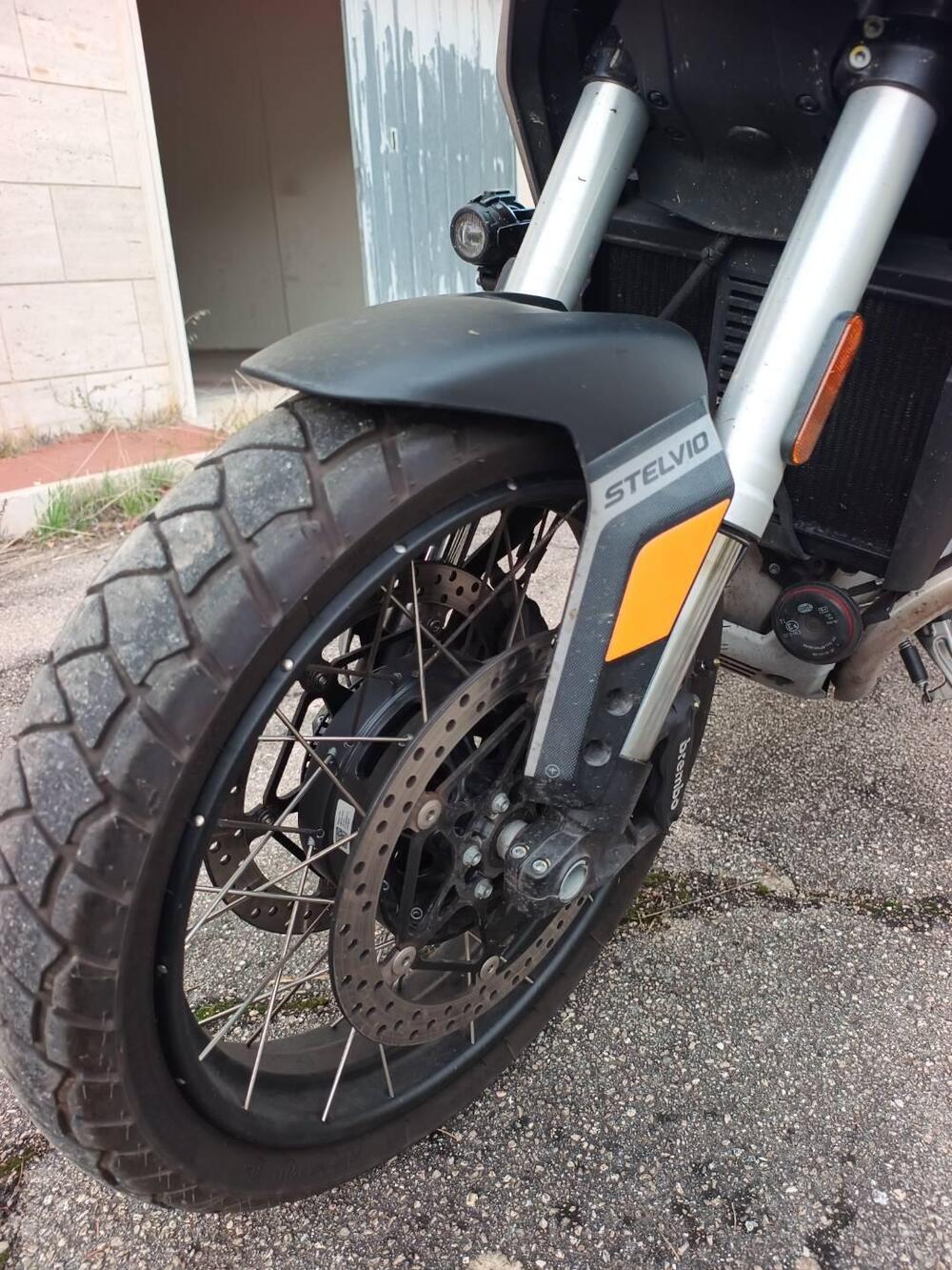 Moto Guzzi Stelvio (2024 - 25) (8)