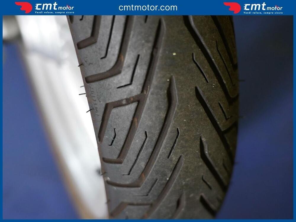 Piaggio Beverly 300 i.e. Street (2020) (7)