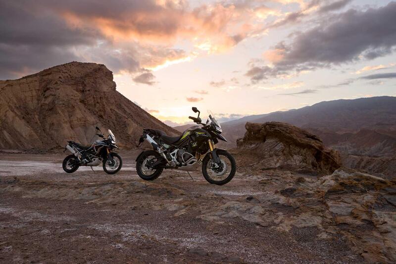 Triumph Tiger 900 e 1200: arrivano le Alpine e Desert Edition 2026