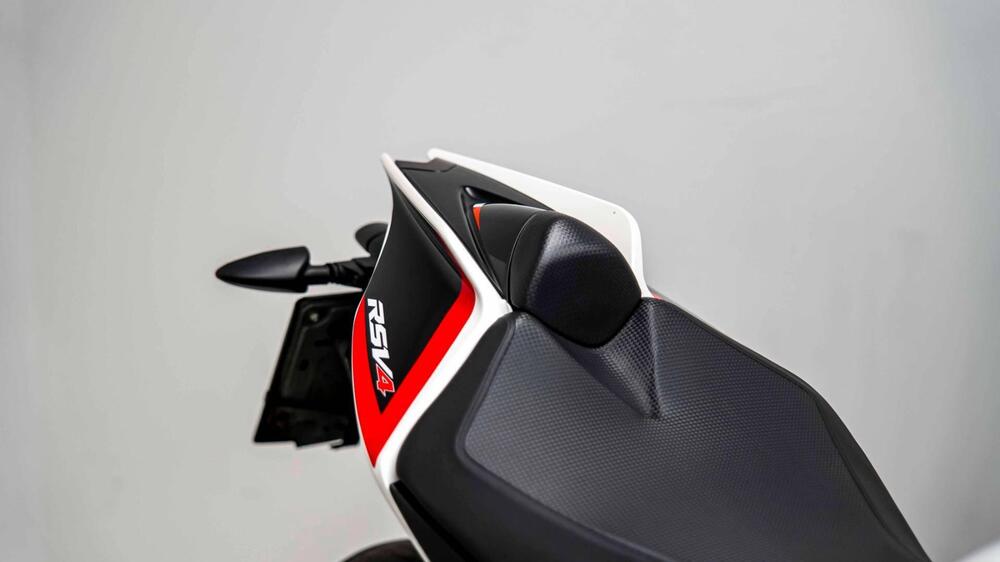 Aprilia RSV4 R (2009 - 12) (9)