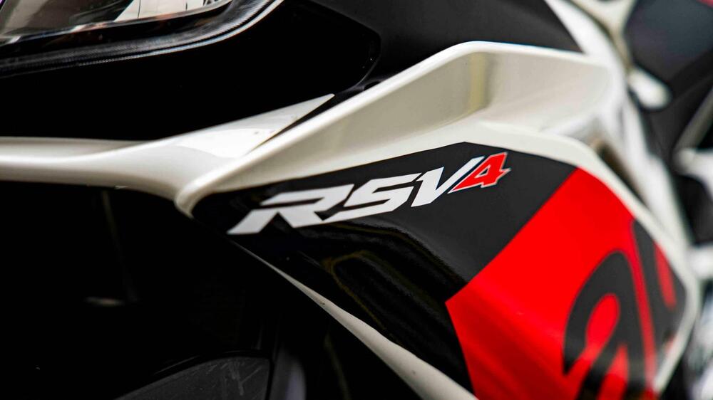 Aprilia RSV4 R (2009 - 12) (15)