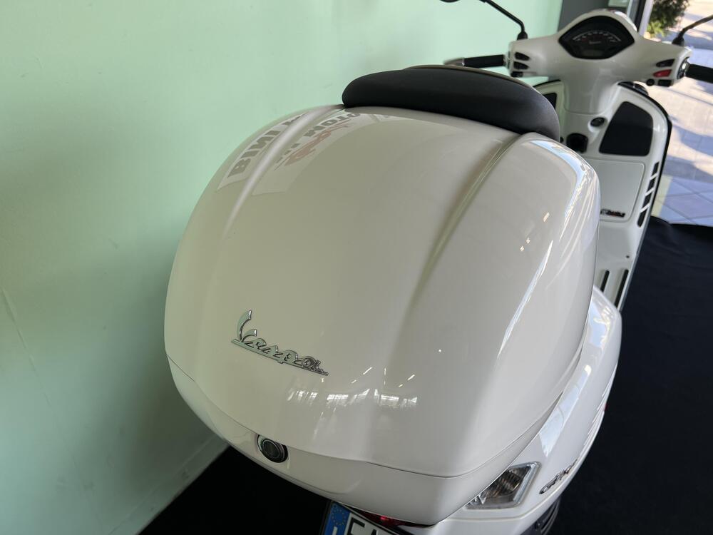 Vespa GTS 300 Super Racing Sixties Hpe (2021 - 22) (19)