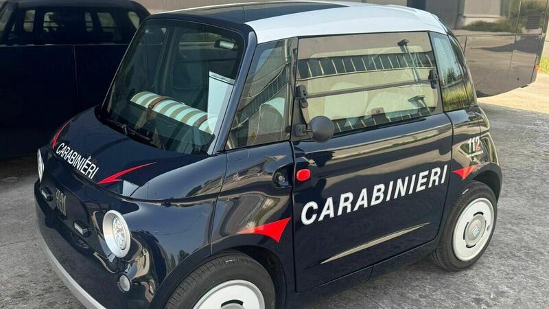 Nuova Fiat Topolino dei Carabinieri: a Roma la microcar elettrica gira per la citt&agrave; &ldquo;in divisa&rdquo;