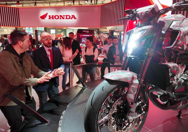 Eicma 2025: Honda svela il prototipo V3R 900 E-Compressor. Sarà una pietra miliare? [VIDEO]