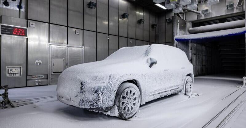 Nuova Mercedes GLB 2026: svelate le prime immagini del SUV che sostituir&agrave; la EQB