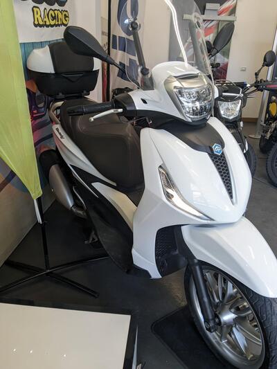 Piaggio Beverly 300 Hpe (2021) usata
