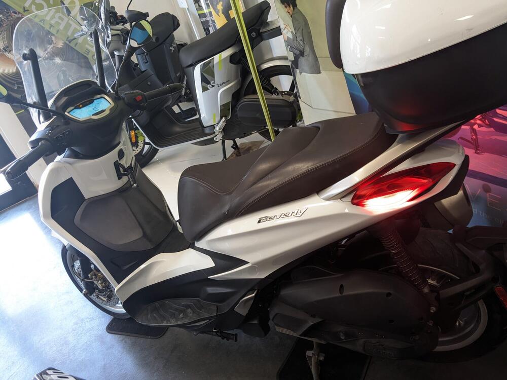 Piaggio Beverly 300 Hpe (2021) (2)