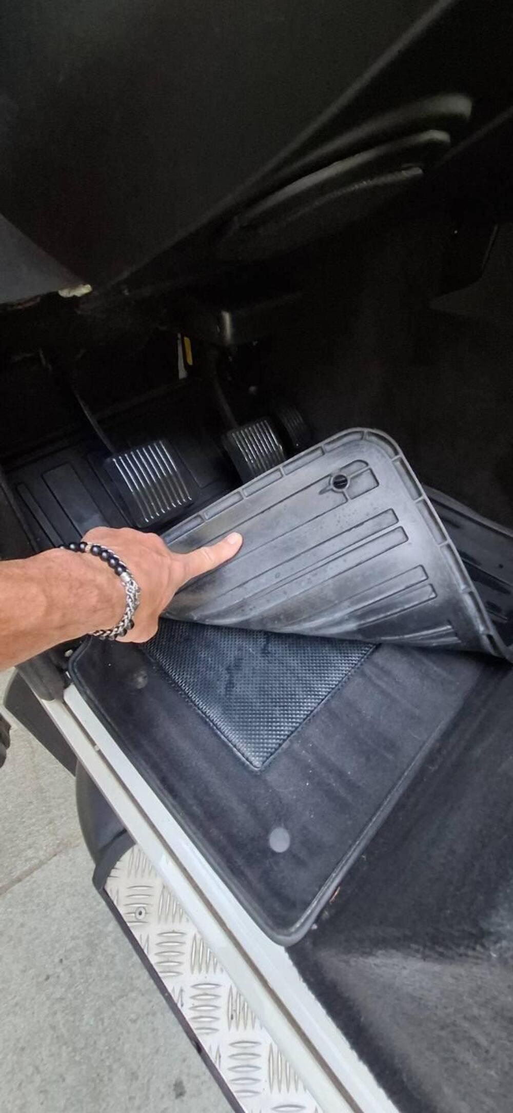 Land Rover Defender usata a Alessandria (10)