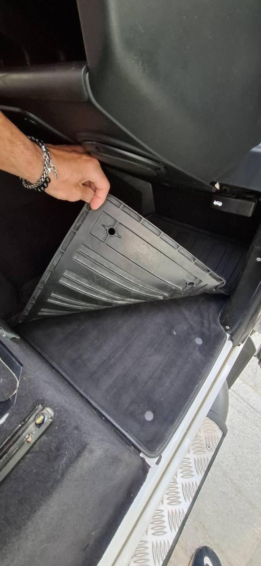 Land Rover Defender usata a Alessandria (13)