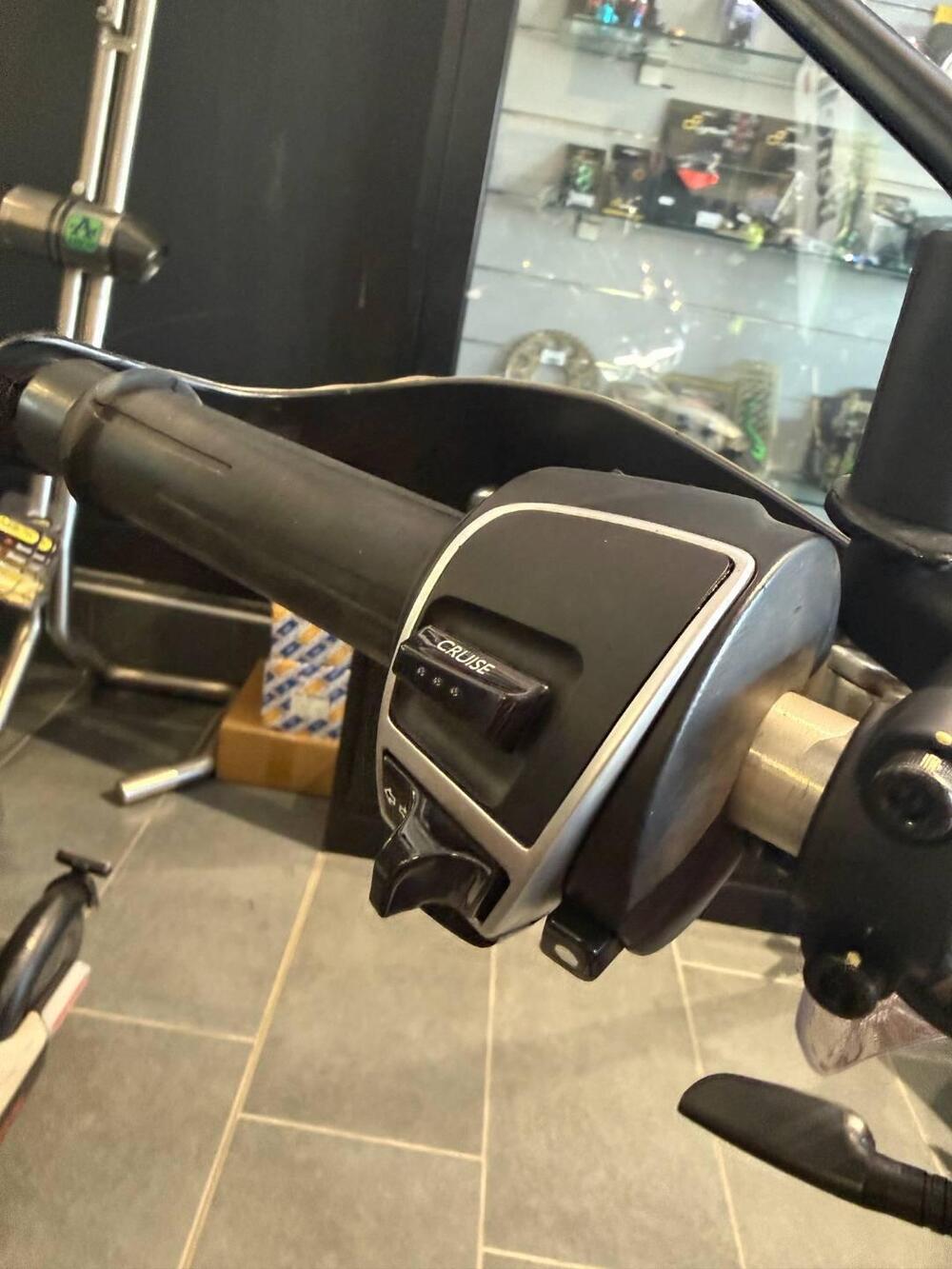 Moto Guzzi V85 TT (2021 - 23) (8)