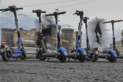 Bologna, sfreccia a 80 km/h su un monopattino modificato e poi cade: beccato dalla Polizia con droga e contanti