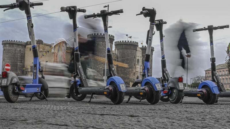 Bologna, sfreccia a 80 km/h su un monopattino modificato e poi cade: beccato dalla Polizia con droga e contanti