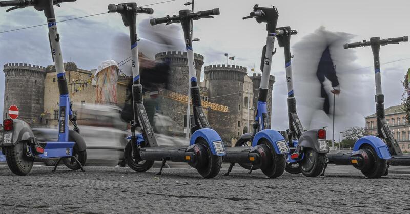 Bologna, sfreccia a 80 km/h su un monopattino modificato e poi cade: beccato dalla Polizia con droga e contanti