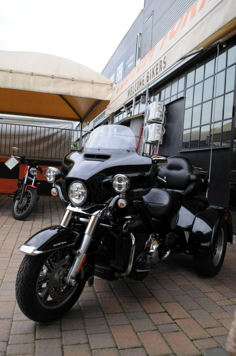 Harley-Davidson 107 Tri Glide Ultra (2016) - FLHTCUTG (5)