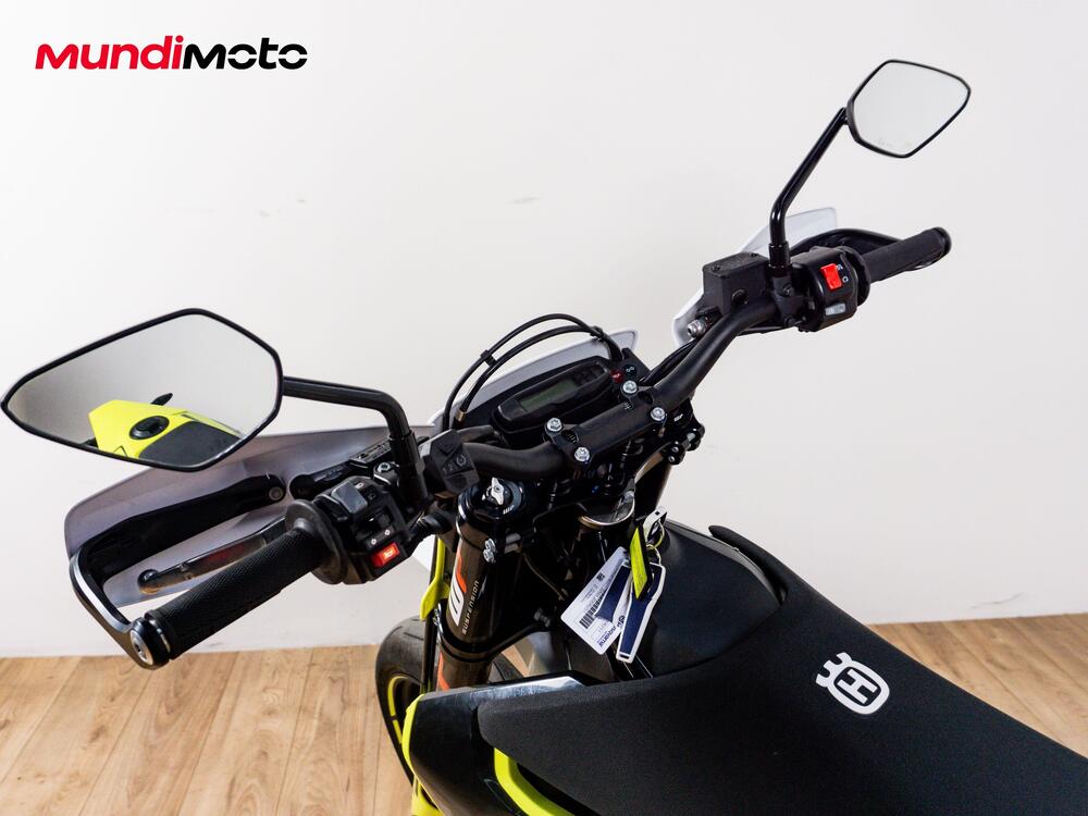 Husqvarna 701 Supermoto (2022) (11)