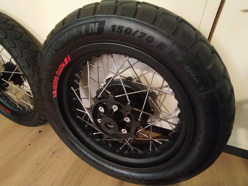vendo cerchi ruota con pneumatici Pirelli per Guzz Moto Guzzi (2)
