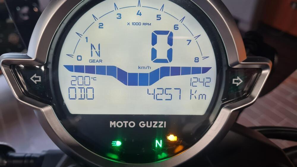 Moto Guzzi V7 Stone (2021 - 24) (10)