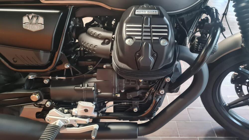 Moto Guzzi V7 Stone (2021 - 24) (12)