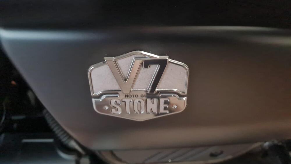 Moto Guzzi V7 Stone (2021 - 24) (13)
