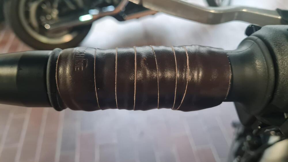 Moto Guzzi V7 Stone (2021 - 24) (16)