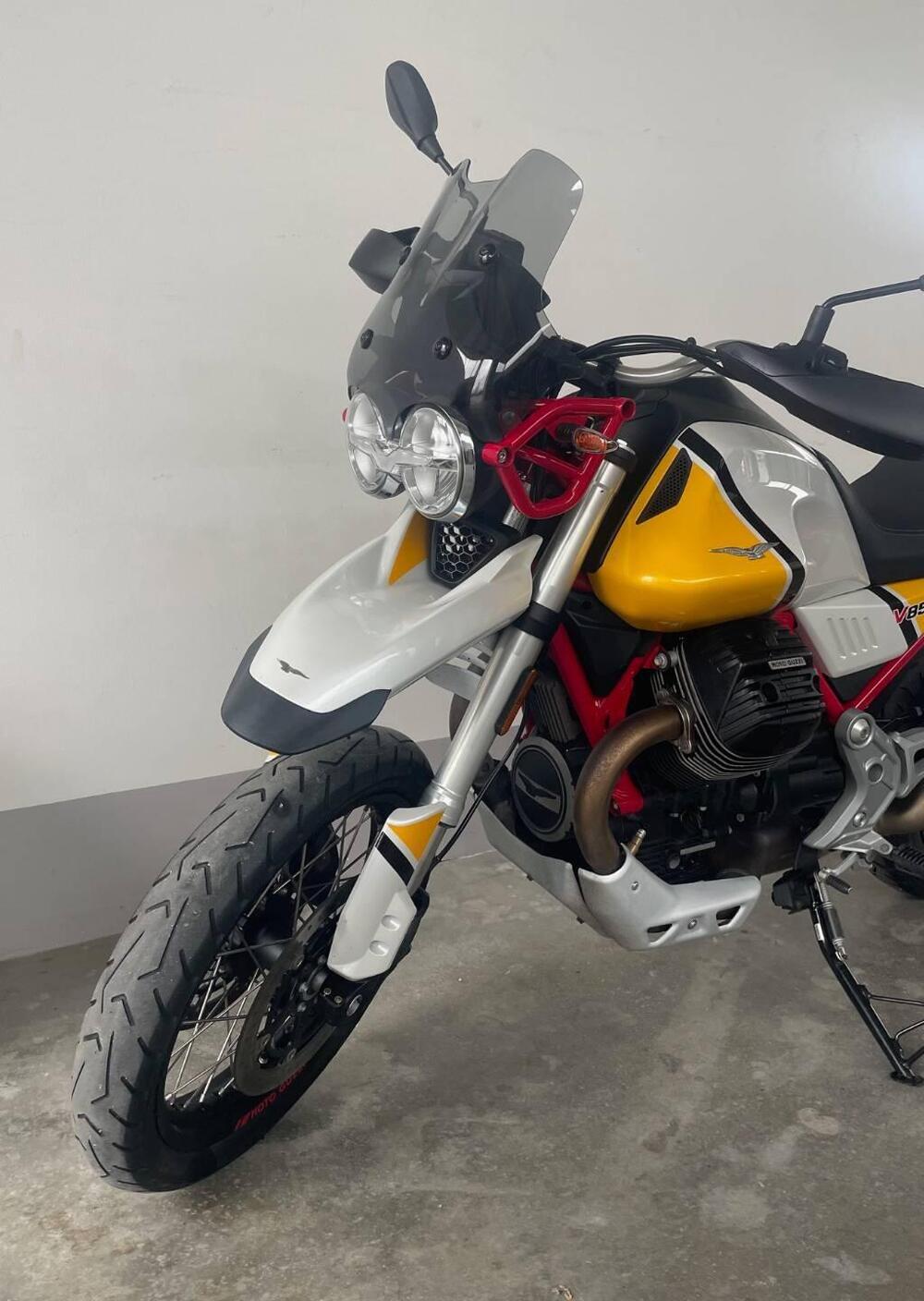 Moto Guzzi V85 TT Evocative Graphics (2019 - 20) (2)