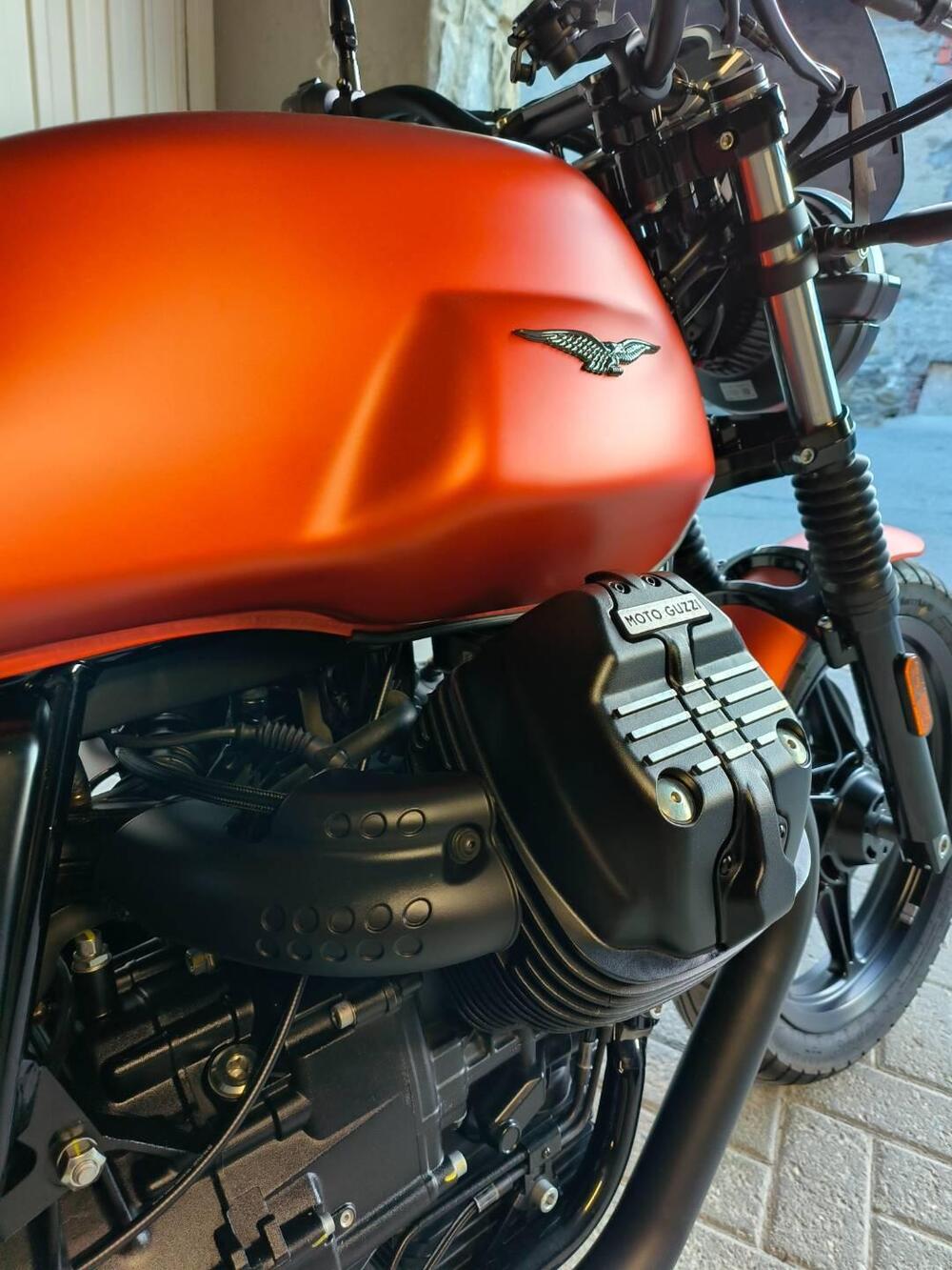 Moto Guzzi V7 Stone (2021 - 24) (2)
