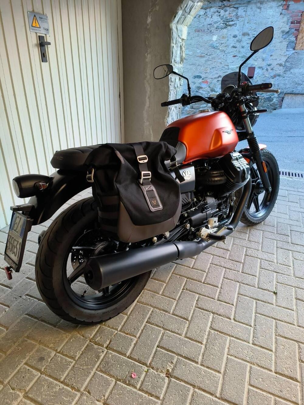 Moto Guzzi V7 Stone (2021 - 24) (4)