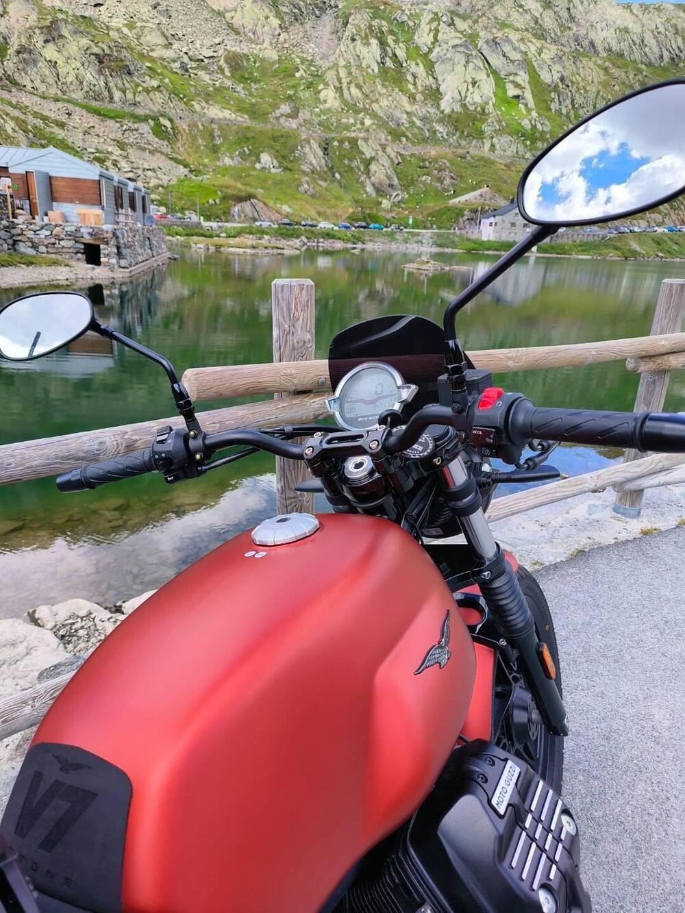 Moto Guzzi V7 Stone (2021 - 24) (9)