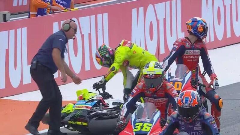 MotoGP 2025. GP di Valencia. Frattura del quinto metacarpo sinistro per Franco Morbidelli dopo l&#039;incidente in griglia di partenza: salter&agrave; i test di marted&igrave;