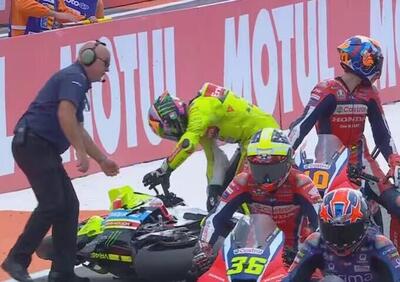 MotoGP 2025. GP di Valencia. Frattura del quinto metacarpo sinistro per Franco Morbidelli dopo l'incidente in griglia di partenza: salterà i test di martedì