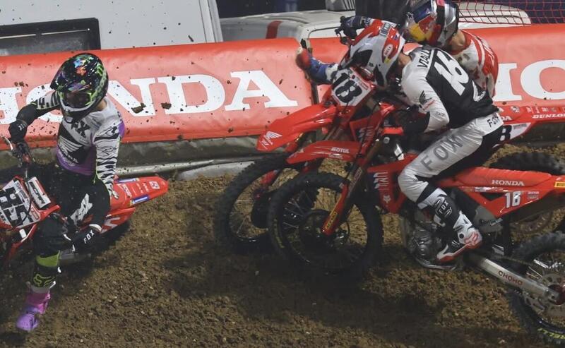 Il contatto tra Tom Vialle e Jett Lawrence al via di gara 1 del Sabato