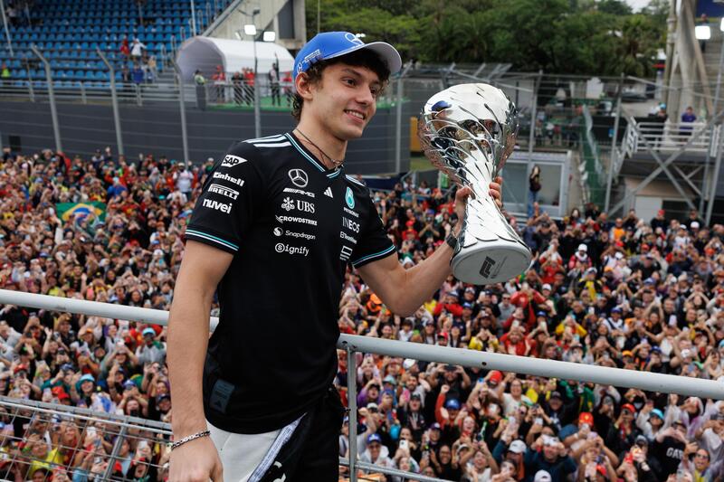 Antonelli festeggia il secondo posto al GP del Brasile 2025