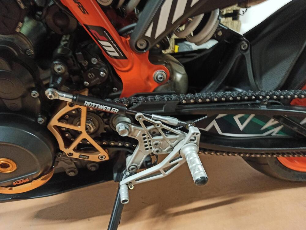 KTM 890 Duke R (2021) (7)