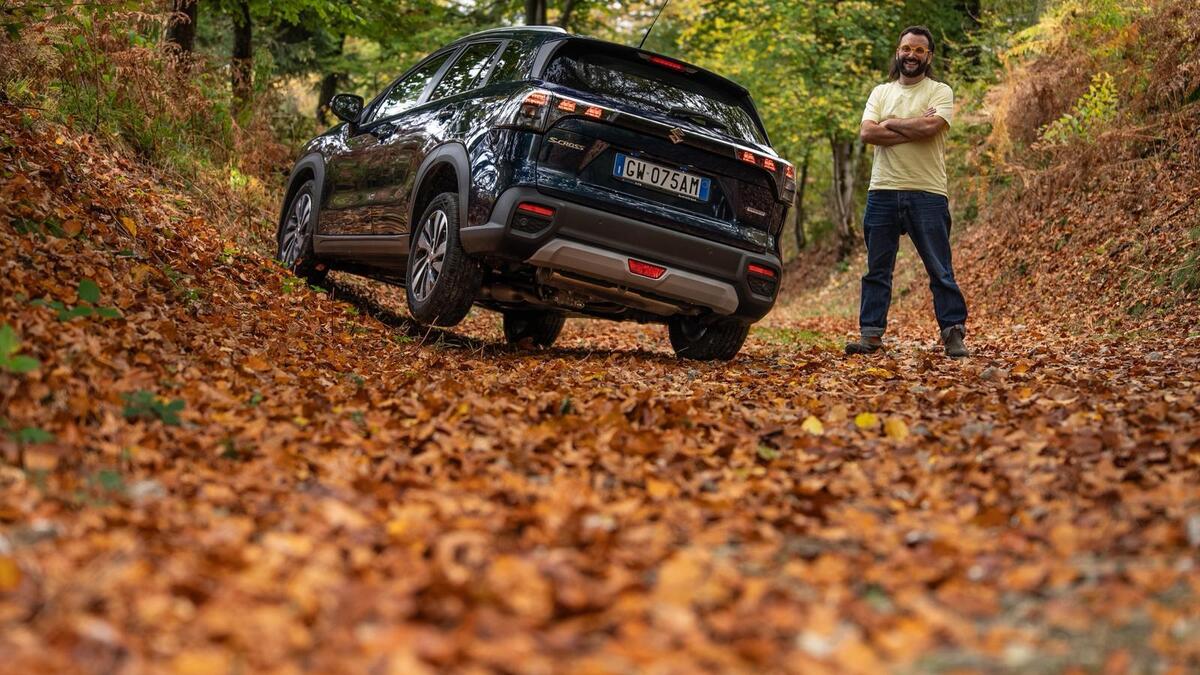 L’ultima TUTTOFARE sopravvissuta? Prova (senza pietà) Suzuki S-CROSS 4x4 [VIDEO]