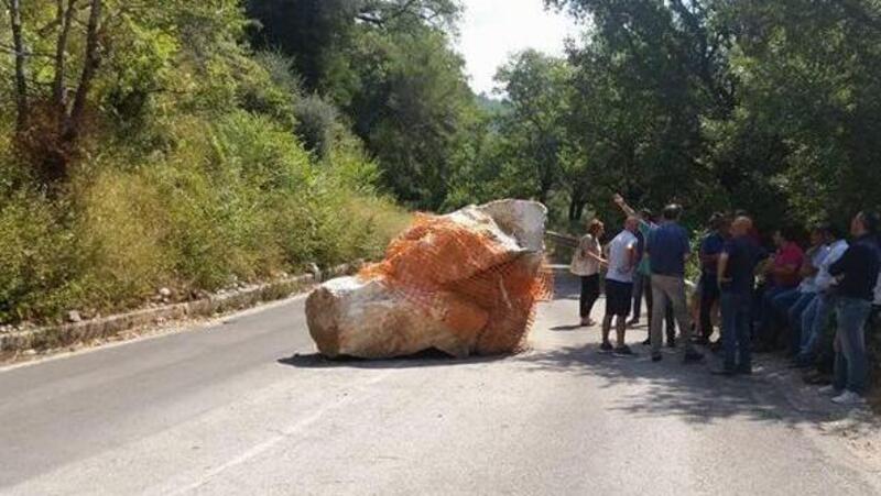 Cilento, un masso blocca da un anno la strada provinciale