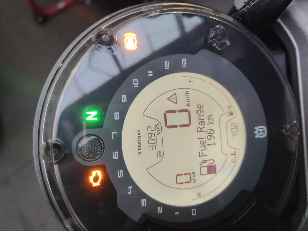 Husqvarna Svartpilen 401 (2021 - 23) (5)