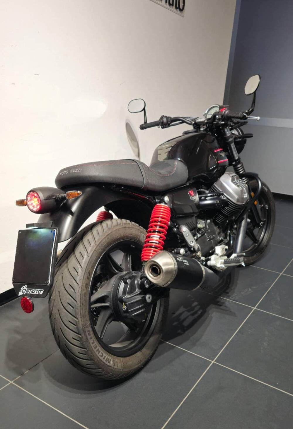 Moto Guzzi V7 Stone Special Edition (2022 - 25) (4)