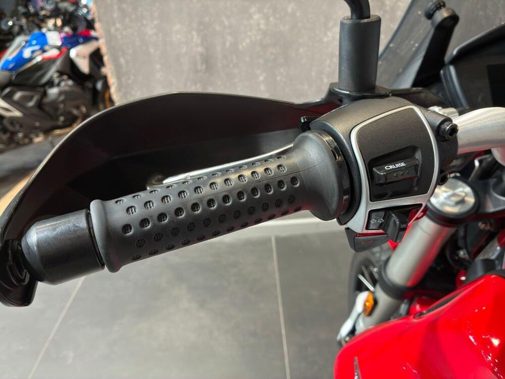 Moto Guzzi V85 TT Evocative Graphics (2021 - 23) (7)