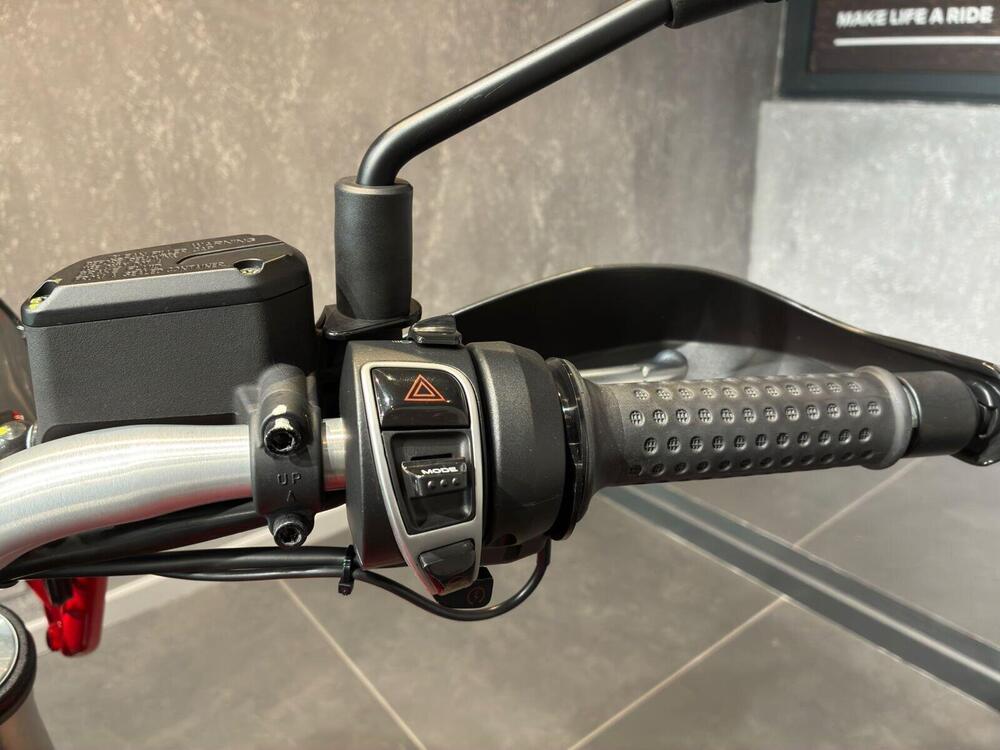 Moto Guzzi V85 TT Evocative Graphics (2021 - 23) (8)