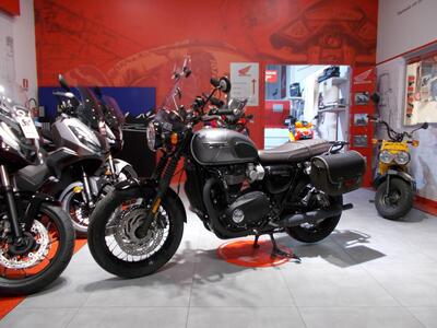 Triumph Bonneville T120 Black Stealth Edition (2024) usata